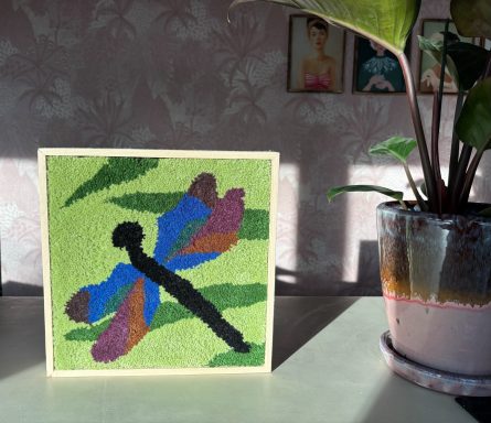 Lilly Kunstwerk/tuftschilderij van een libelle in levendige kleuren.