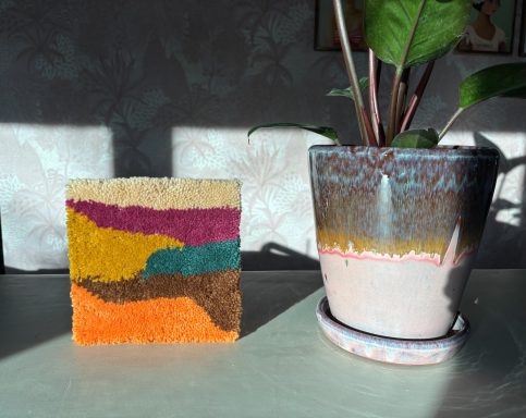 Monique Schilderij 20x20cm met retro kleuren en golven.