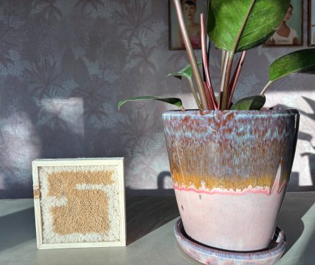 Manon Creme kleurig schilderij van 22x22cm met een taupe/bruine geometrische afbeelding erop.