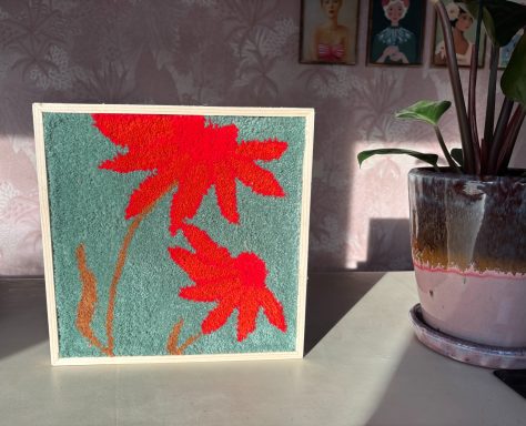 Linn Wolschilderij met blauwgroene achtergrond met 2 oranje bloemen met stelen erop,