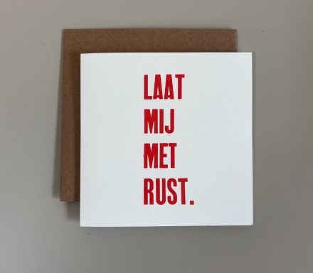 Laat mij met rust Vierkante kaart met felle roze tekst et de woorden onder elkaar: laat mij met rust