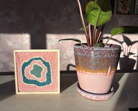 Eva Vierkant getuft schilderij 22x22 met lijst. Roze met groene circels erin.