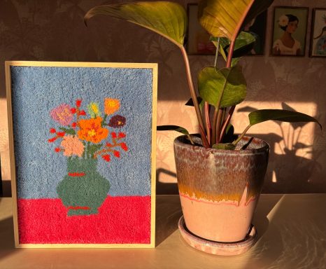 Jacky Tuftschilderij met een roze en blauwe achtergrond met een kleurige bloemenvaas