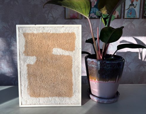 Emmeke Tuftschilderij crèmekleurige met taupe kleurige abstracte afbeelding