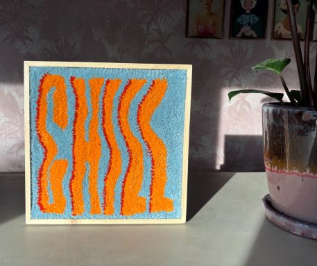 Charlie wolschilderij met een blauwe achtergrondgrond en het woord chill in oranje