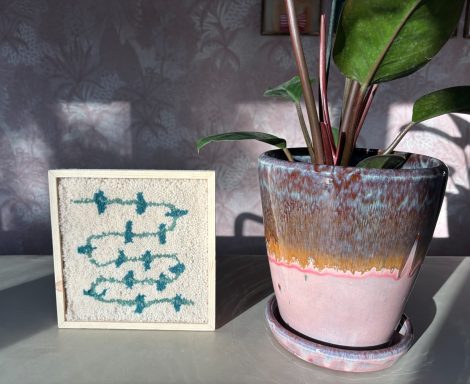 Nienke Getuft schilderij 22x22 cm met lijst. Crème kleurig met een warm groene zigzag eroverheen