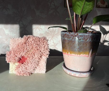 Cloë Getuft schilderij van 20x20cm met lange en korte haren.