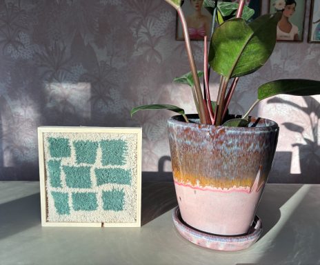 Sanne Crème kleurig schilderij met warm groene vierkantjes erop.
